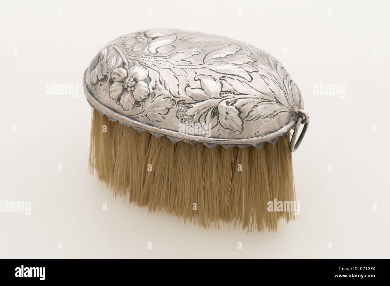 Silversmith: Johannes Pot, Brush back, coat brush brush silver wood hair, driven sawn, driven oval silver flower ornament detail: trumpet narcis tulip poppy sawn zigzag edge along the outer edge with hanging ring underlay (debossed) clean clothes care Stock Photo