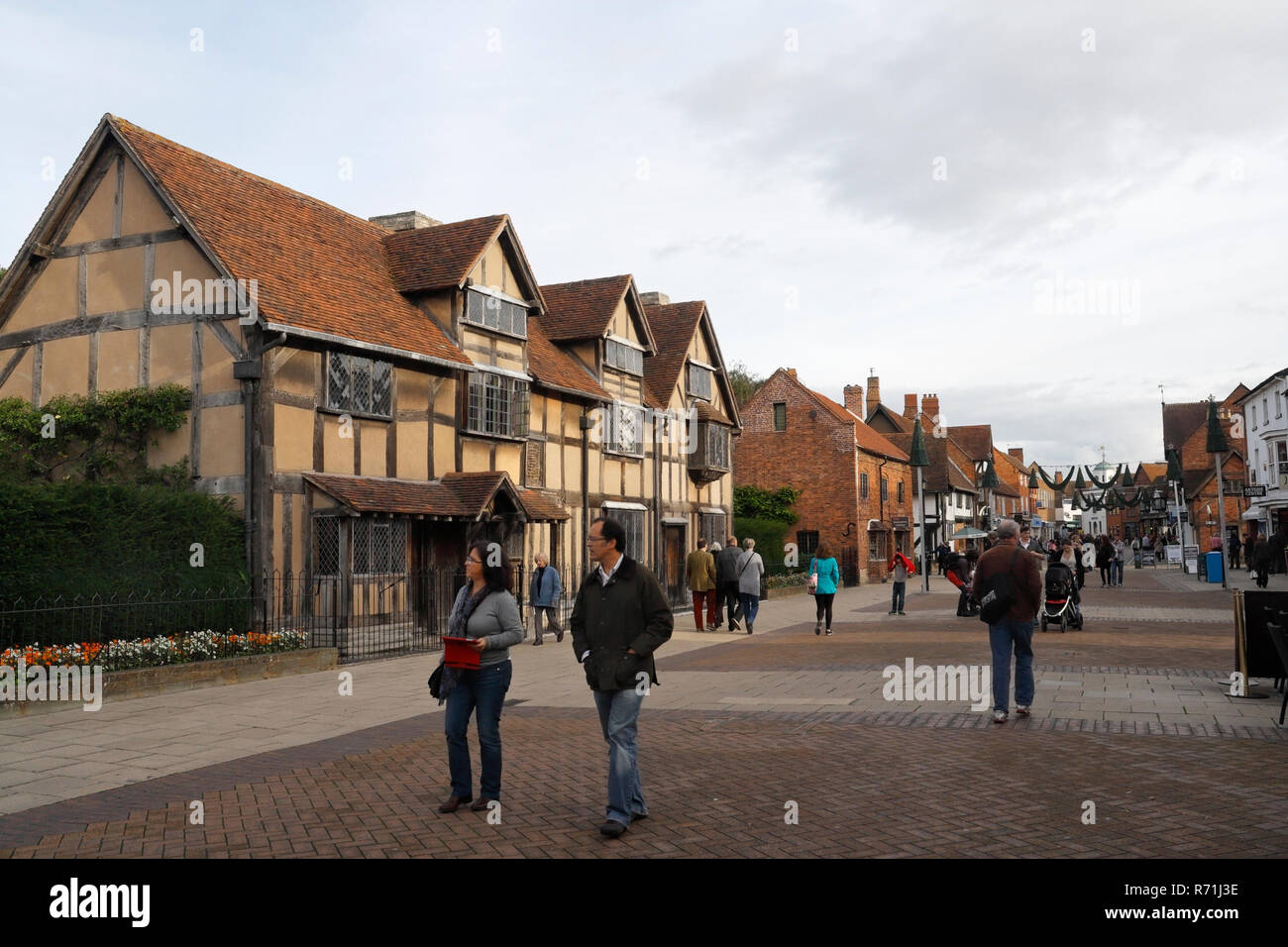 William Shakespeare's birthplace on Henley Street, Stratford Upon Avon with Sightseers tourists England UK, Historic building, tourist attraction Stock Photo