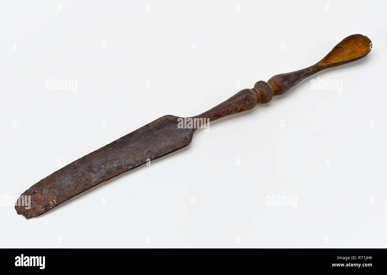 curved metal spatula