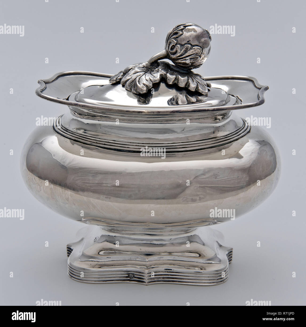 Silversmith Jacobus Schalkwijk, Silver sugar bowl with lid, sugar bowl holder silver, cast