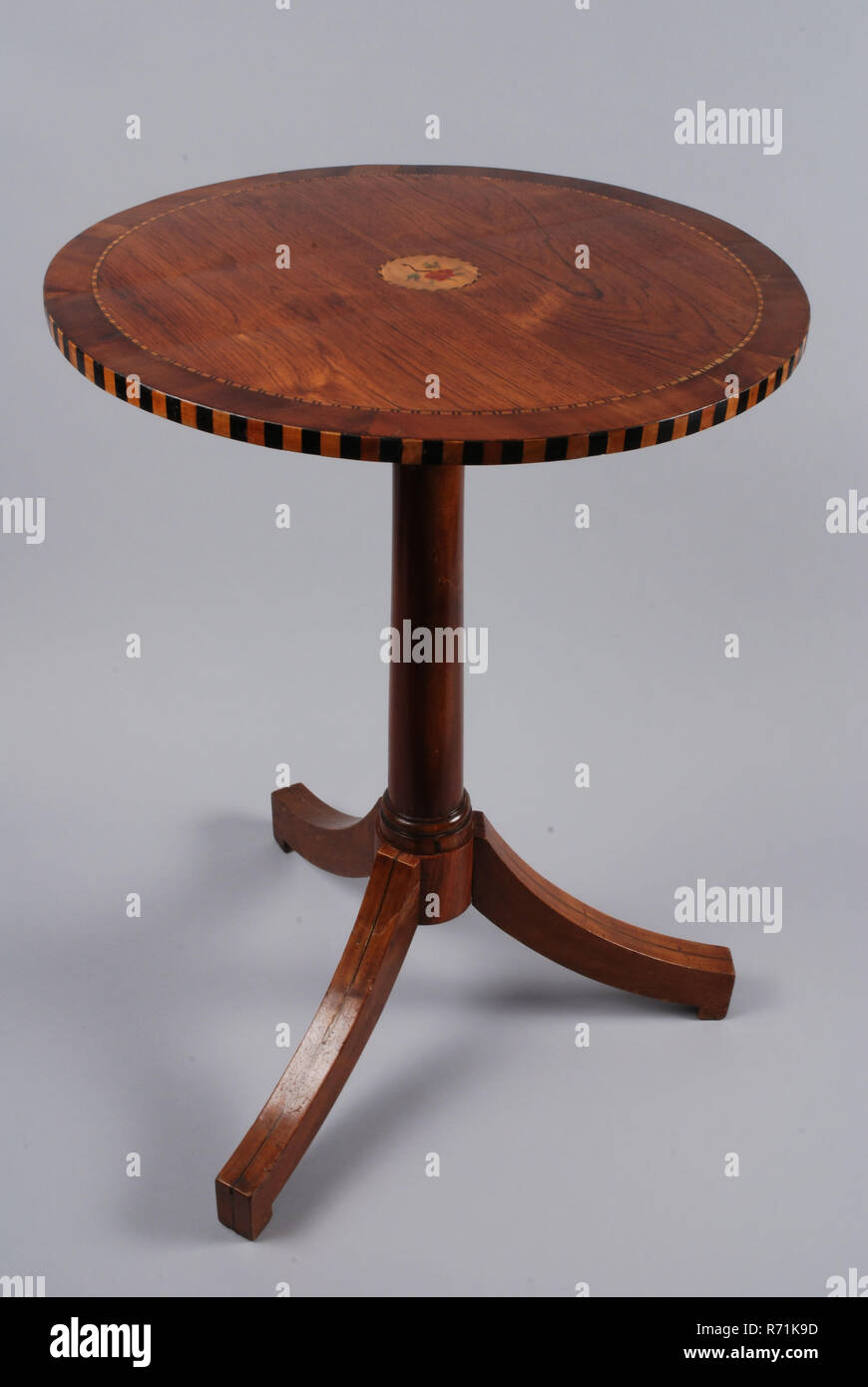 Gueridon With Round Column On Three Curved Legs Table
