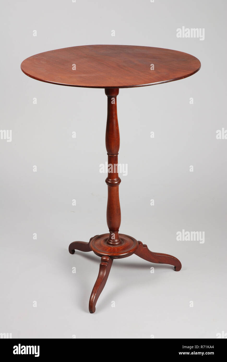 Mahogany Biedermeier table, table furniture interior design wood mahogany, sheet d 0.7 Ranke twisted leg with three-sided very thin leaf under truss paper label with no. Biedermeier Stock Photo
