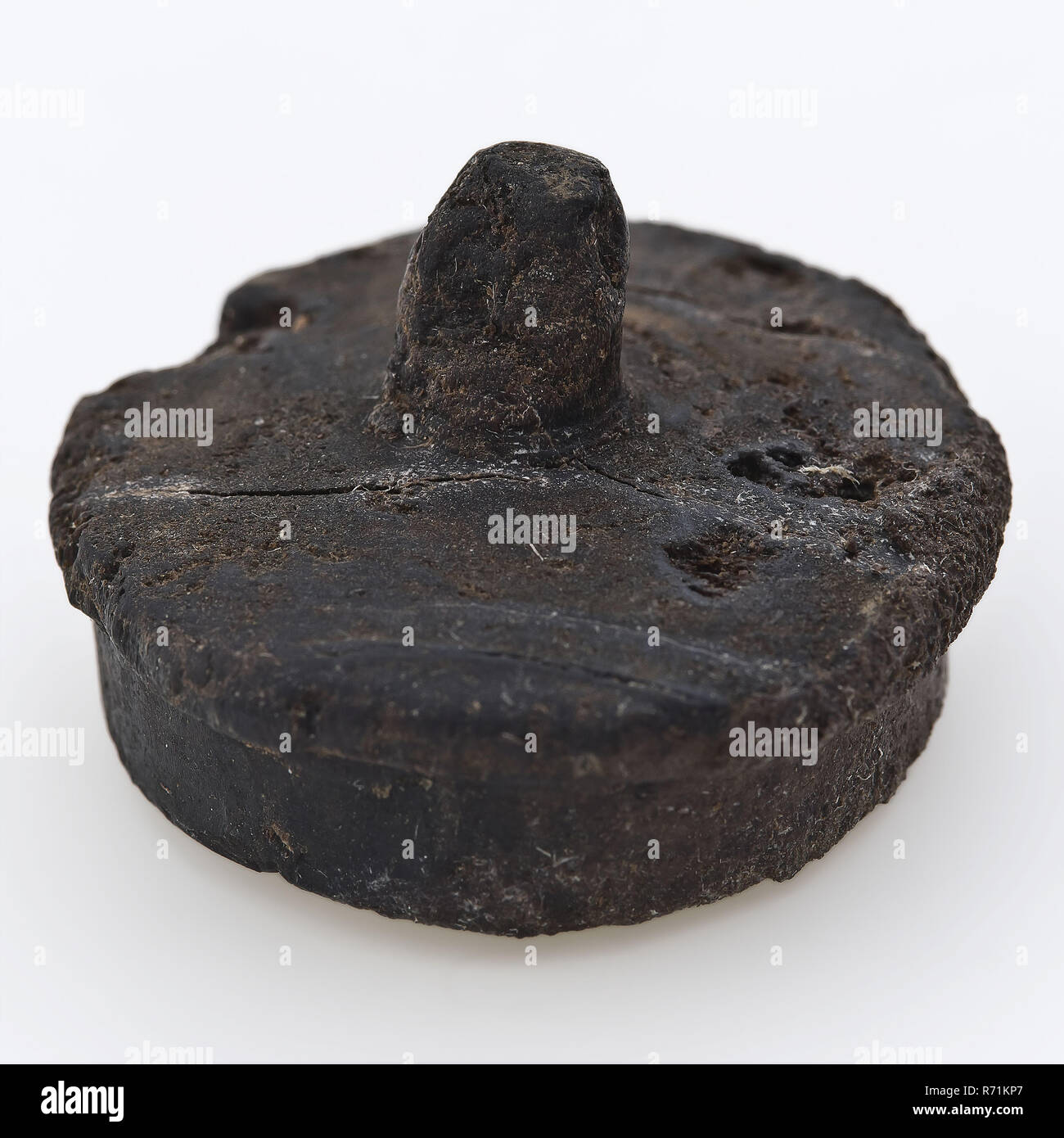 Wooden lid with knob and protruding upper edge, lid closure part holder soil find wood, sawn twisted Wooden lid Short handle as knob Straight side wall with protruding upper edge archeology Rotterdam IJsselmonde indigenous woodwork close storage package Soil discovery: IJsselmonde Castle from cesspit Rotterdam 1972. Stock Photo