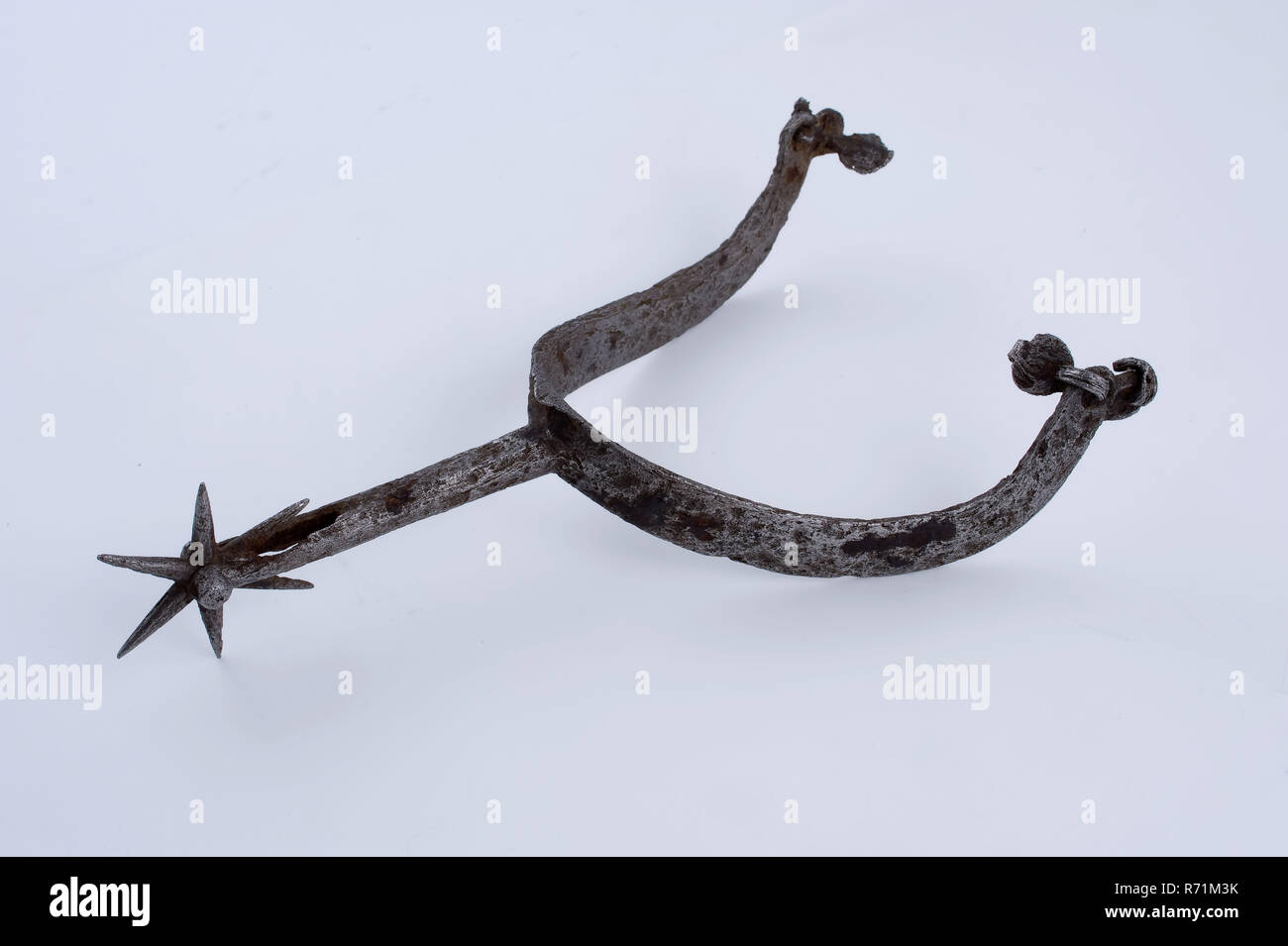 Iron horseshoe with pointed star at the heel piece, horseshoe soil found iron metal, forged Ruiterspoor with multi-pointed star as stimulus archeology Oostvoorne horse riding horse rider spur on Oostoost found on the site of the former castle. Stock Photo