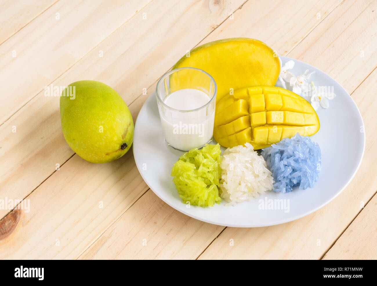 Mango and natural colored sticky rice with coconut milk, Thai dessert Stock Photo