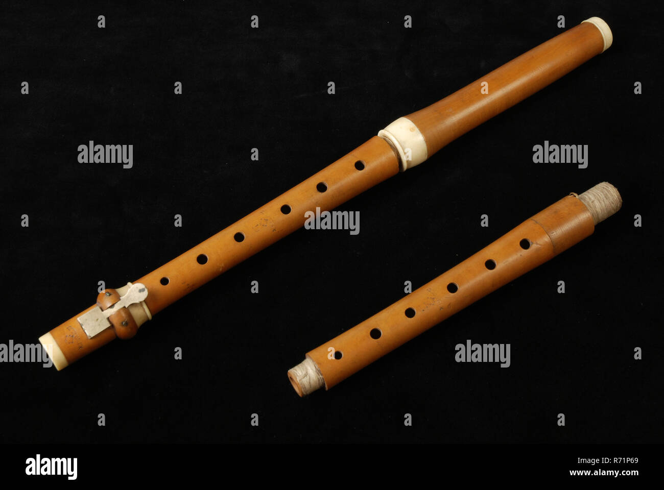 Tuerlinckx, Three-part wooden flute with additional spacer, flute flute aethiop musical instrument acoustic palm wood? wood copper metal ivory, twisted drift Wooden flute in three parts with ivory pieces. The middle section, has six tone holes and has an indication of pitch D The seventh finger hole on the pedestal, is covered by brass flap for the little finger The mouthpiece (C) has an old registration number. The extra spacer (D) called 'corps de rechange' is made in pitch E but probably later modified. All parts are branded burnt in: TUERLINCKX with floral pattern whistle music concert lei Stock Photo