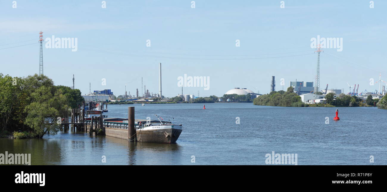 Barge and refinery Hamburg-Harburg at the Süderelbe, Harburg, Hamburg, Germany, Europe  I  Binnenschiff und Raffinerie Hamburg-Harburg an der Süderelb Stock Photo