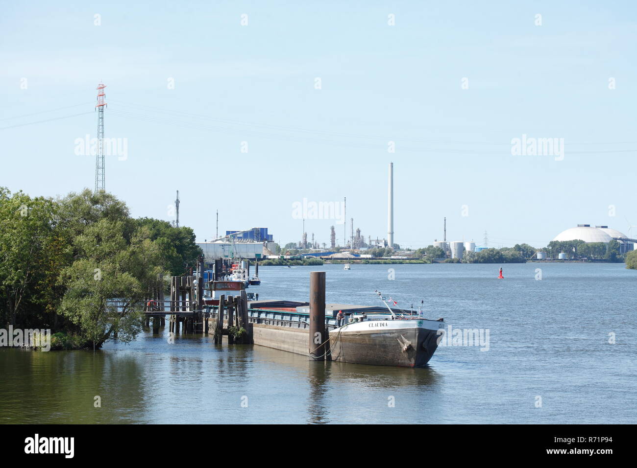 Barge and refinery Hamburg-Harburg at the Süderelbe, Harburg, Hamburg, Germany, Europe  I  Binnenschiff und Raffinerie Hamburg-Harburg an der Süderelb Stock Photo