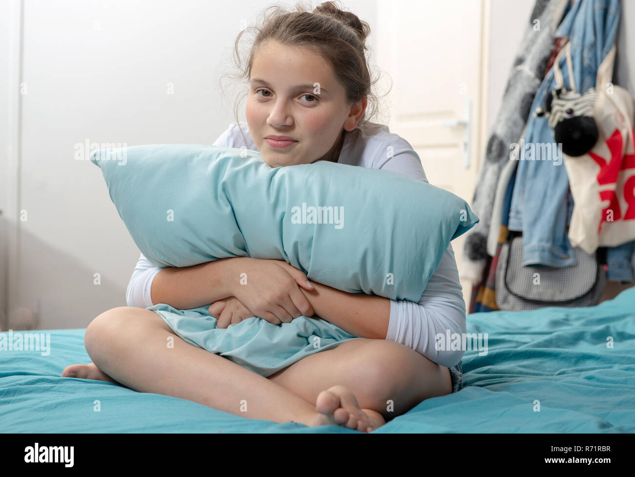 Girl cross legs teenager hi-res stock photography and images - Alamy