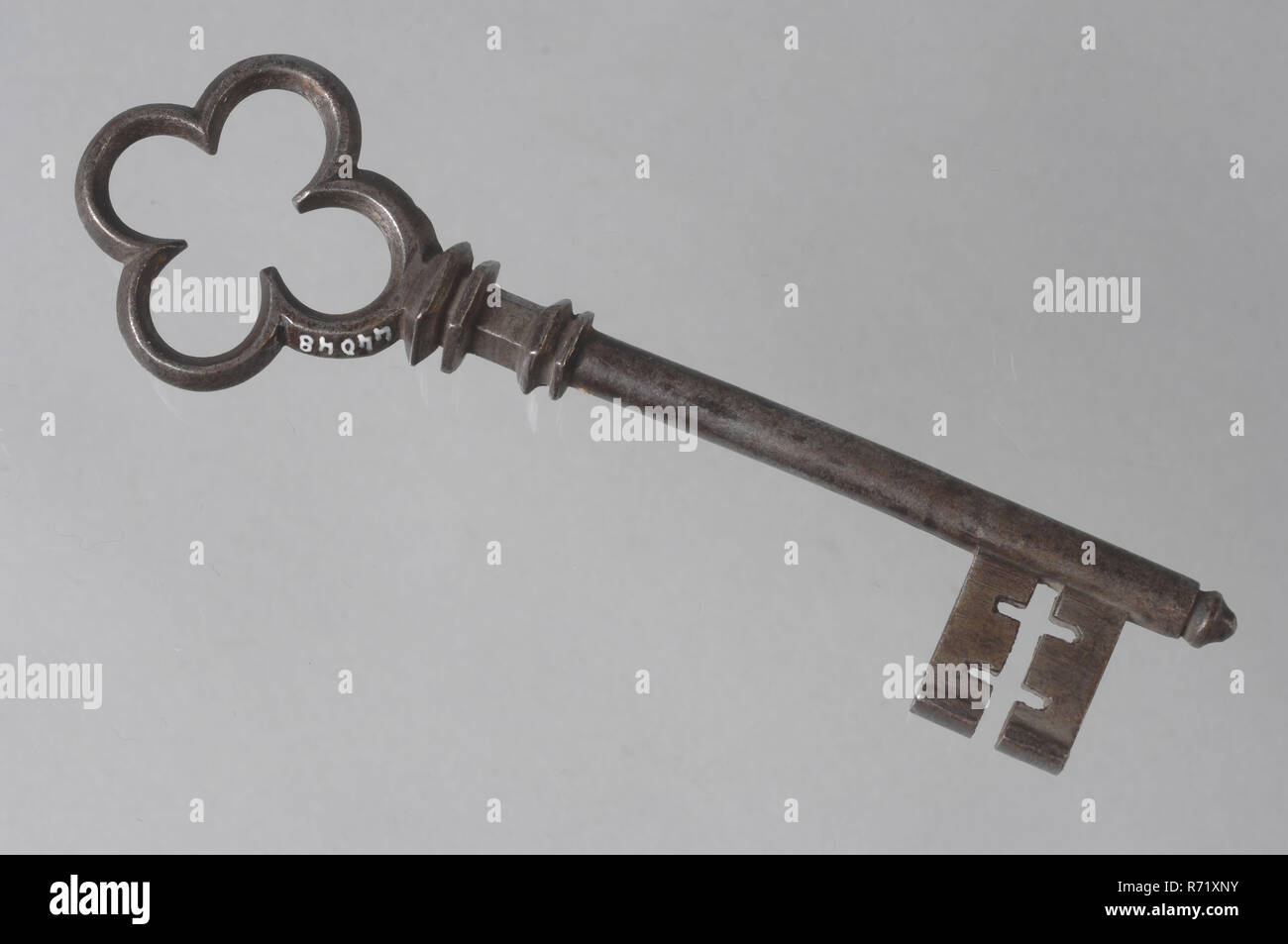 Decorated key with cloverleaf shaped eye, massive key handle and cruciform beards in beard, key iron iron, hand forged Key with cloverleaf shaped eye (handle) solid key handle (with socket wrench end?) Hexagonal collar with different profile edges cross-shaped notches (horizontal and vertical) in key beard and asymmetrical keyhole cross-section hang-and-close work Rotterdam education Academy of Fine Arts and Technical Sciences Cool Coolvest Dijkzigt GJ de Jonghweg City Triangle Blaak Academy of Fine Arts and Technical Sciences Rotterdam. Stock Photo