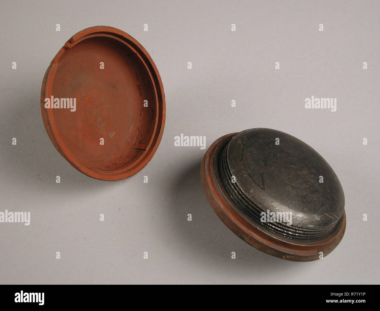 Download Two Piece Bronze Mold For Convex Lid With Screw Thread Of Barrel Pot Mold Casting Tool Tools Base Metal Bronze Cast Twisted Two Piece Bronze Mold For Convex Lid With Screw Thread Of Gortepot