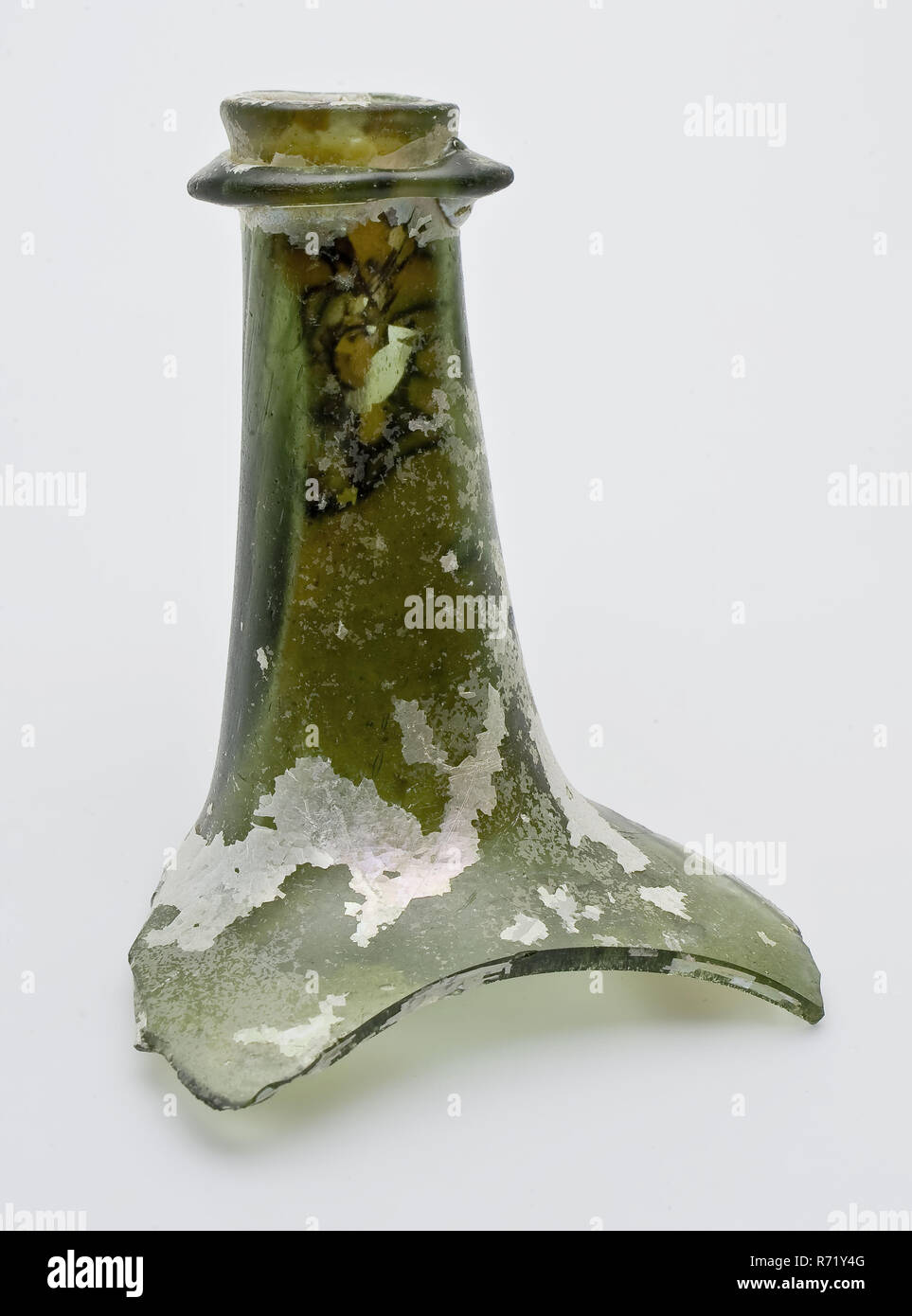 Fragment of part of shoulders, neck and mouth of stock bottle (wine bottle), bottle bottle wine bottle storage bottle bottle holder soil find glass, free blown and shaped glass application Fragment of part of shoulders of neck and mouth of stock bottle wine bottle (cat head) in clear green glass Round drooping shoulders short (6.5 cm) rejuvenated (3.6 - 1.9 cm) neck. At the neck at 0.5 cm from the mouth, there is an imposed circumferential sharp glass thread (binding edge) through which the neck is dented in two places. Tensile stress traces on the neck. Mouth slightly dilated (2.3 cm) and fla Stock Photo