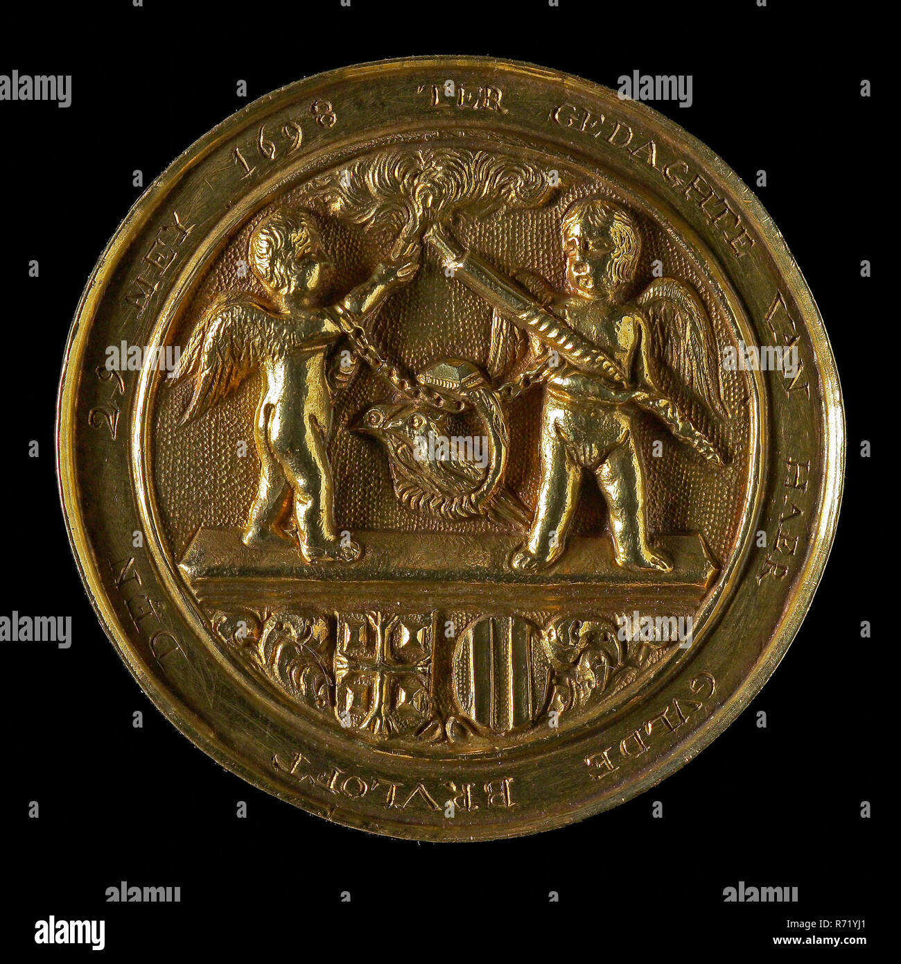 Medal on the 50-year marriage of Cornelis van Pijlsweert and Geertruijt van der Smade, wedding medal medallion medal gold, cast engraved Elevated edifice in high relief, TER THINK OF HAIR GULDE wULOFT DEN 29 MEY 1698 AANT KROOST VAN THIRD MEMBER DECLARED THAT HER T PARTY LONG LUGS MAY CORNELIS FROM PYLSWEER OUT 71 SPACE FROM DER SMADE OUT 72 JAER GETROUT IN ROTTERDAM DEN 29 MEY 1648 Rotterdam wedding 50-year marriage Stock Photo