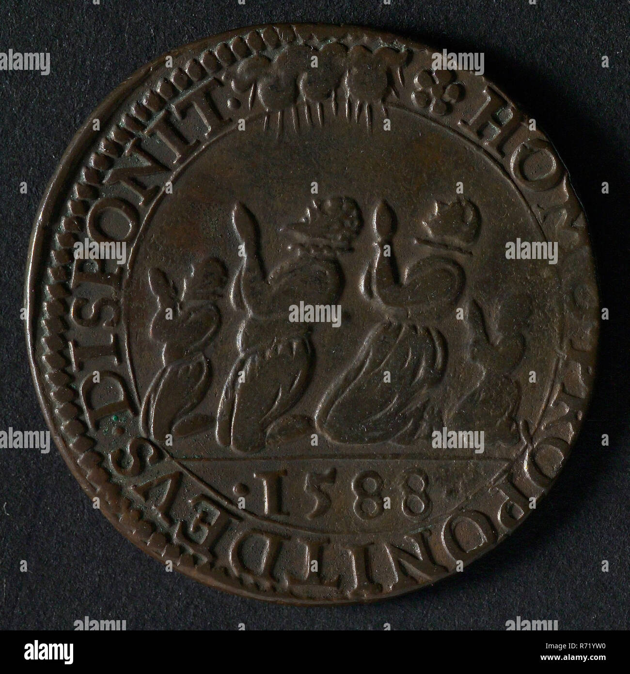 Medal on the downfall of the Invincible Fleet, jeton utility medal medal exchange buyer, Front: man woman and two children kneeling. Omschrift with rose. Year in cut-off, omschrift (roos) HOMO PROPONIT DEVS DISPONIT (man decides but God disposes) cut .1588. Armada invincible fleet Zeeland Stock Photo