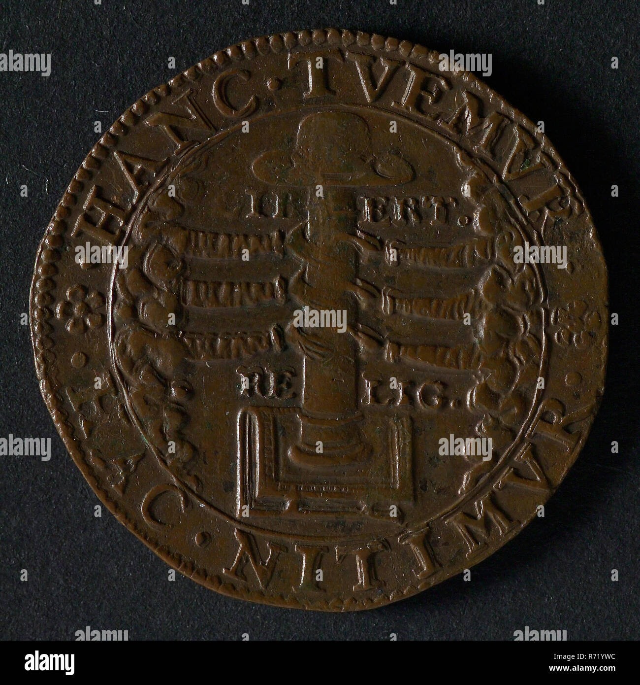 Medal on the elevation of Prince Maurice to governor of Gelderland and Overijsel, jeton utility medal medal exchange copper, six arms support pillar on which freedom hat; pillar rests on Bible omschrift: HANC. TVEMVR (rose). . (rose) .HAC. NITIMVR LIB-ERT. RE-LIG (on this we support this we protect) prince Maurits stadholder Stock Photo