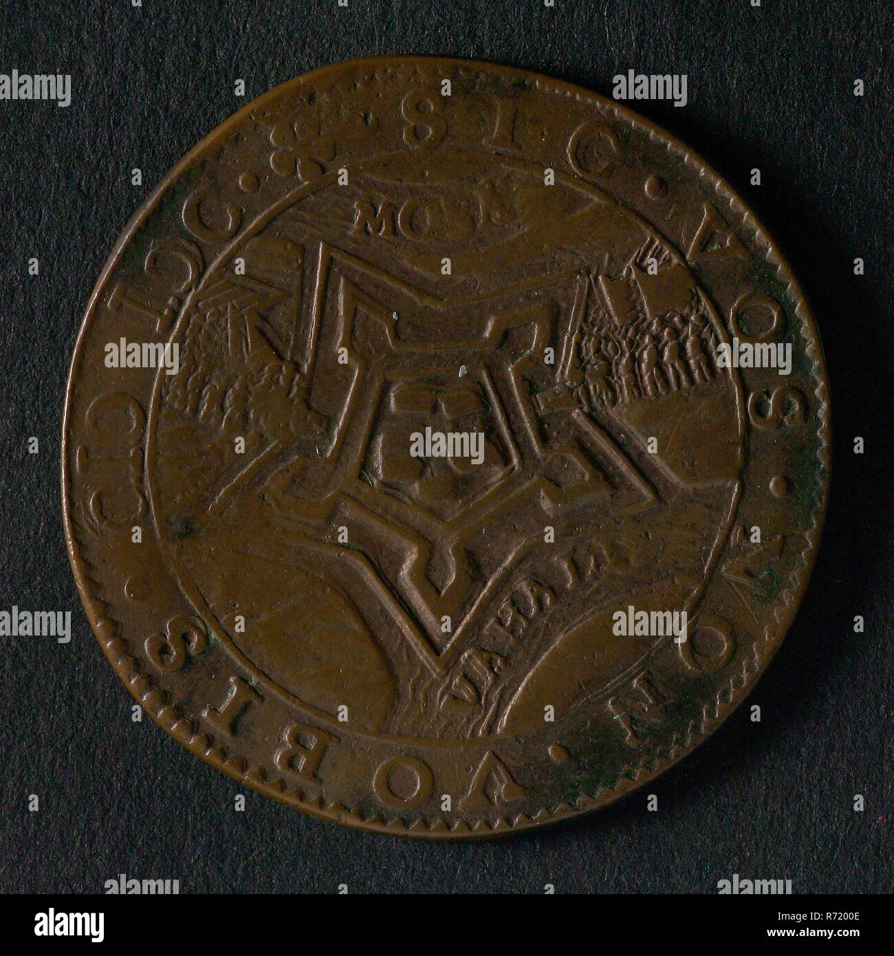 Medal on the conquest of the Fort St. Andries by Prince Maurits, jeton utility medal medal exchange copper, sunflower lit by rising sun in addition wilted plant lit by setting sun at the bottom of the regulation: QVOS ORIENS SVPERBOS VIDIT OCCIDENS. IACENTES SC (who raised the rising sun because of this she saw setting down) Maas Waal Prins Maurits Stock Photo