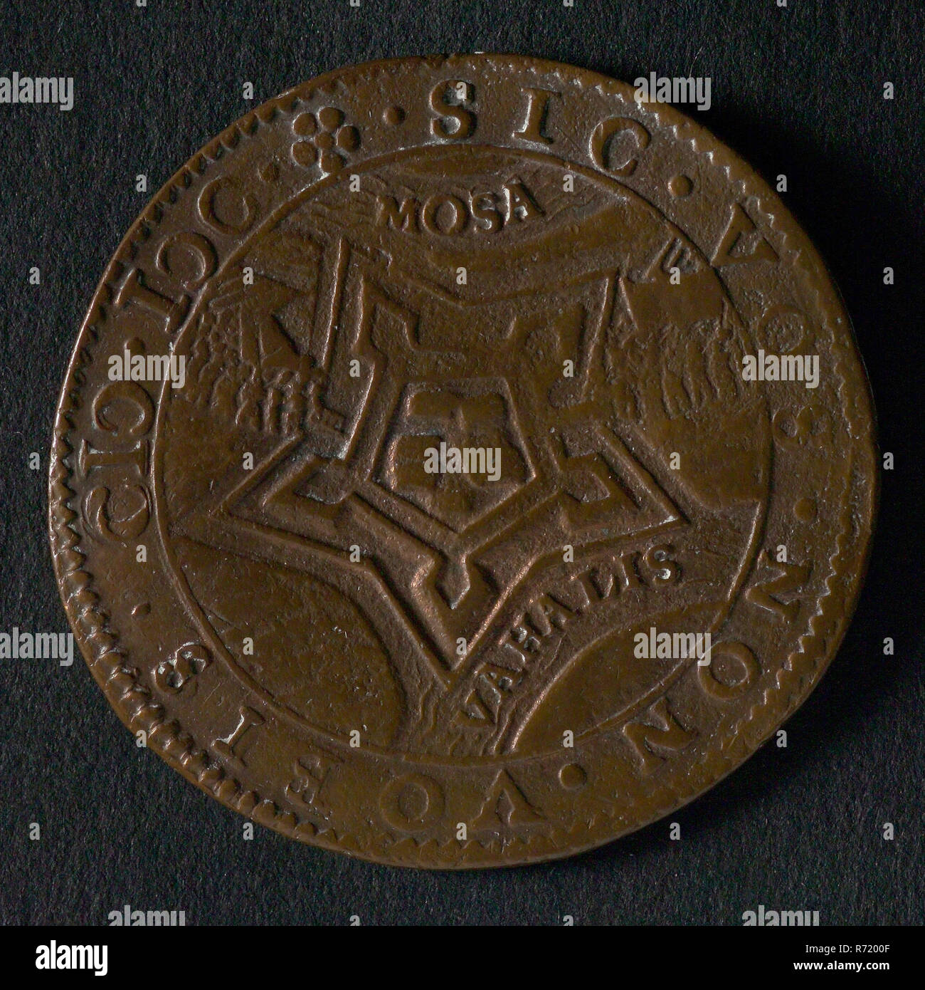 Medal on the conquest of the Fort St. Andries by Prince Maurits, jeton utility medal penny exchange copper, sunflower lit by rising sun in addition wilted plant lit by setting sun at the bottom of regulation: QVOS ORIENS SVPERBOS VIDIT OCCIDENS. IACENTES SC (who raised the rising sun because of this she saw setting down) Maas Waal Prins Maurits Stock Photo