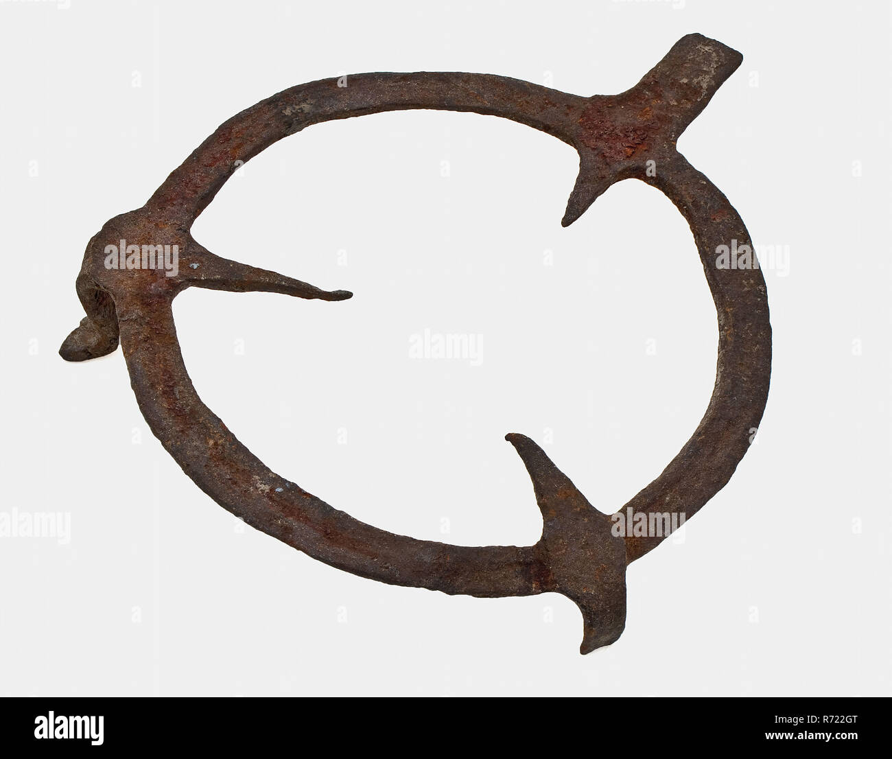 https://c8.alamy.com/comp/R722GT/iron-trivet-trims-equipment-tool-found-iron-metal-forged-round-iron-trivet-or-trivet-on-three-curved-legs-three-inward-pointing-points-on-the-ring-fragment-of-handle-archeology-underground-pit-rotterdam-city-triangle-blaak-groenendaal-cooking-hearth-kitchen-food-preparation-nutrition-soil-discovery-dirty-low-underground-pit-groenendaal-direction-blaakstation-3-4-meters-below-np-1977-R722GT.jpg