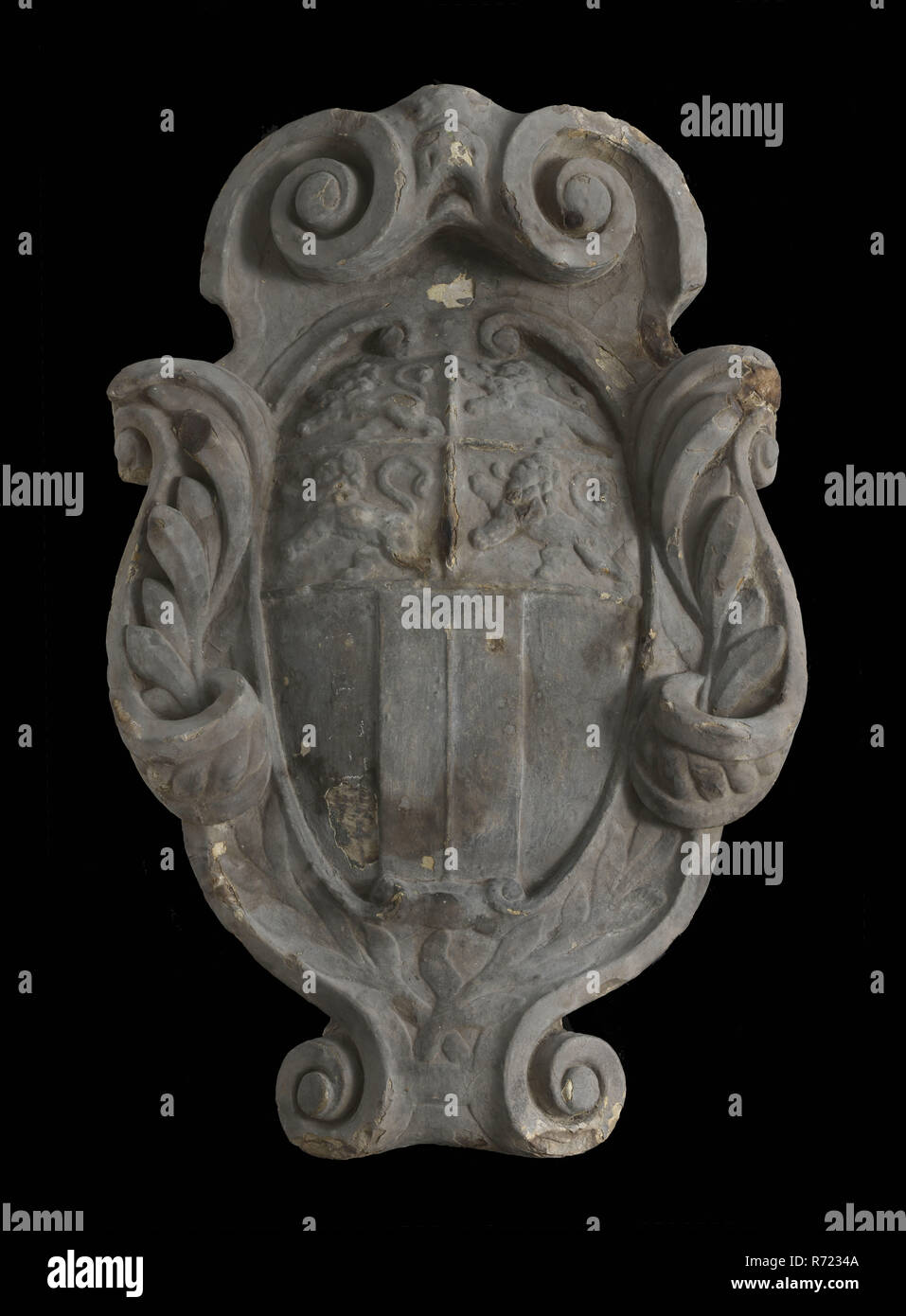 Facade brick Bieraccynshuis with weapon Rotterdam in floral cartouche