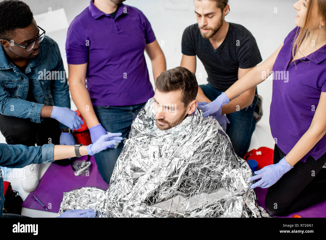 Help Injured People help accident person hi-res stock photography and images - Alamy