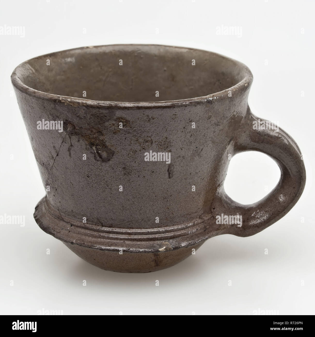 https://c8.alamy.com/comp/R726PN/stoneware-head-with-sloping-sidewall-and-collar-above-the-foot-ear-cup-cup-crockery-holder-soil-find-ceramic-stoneware-glaze-salt-glaze-hand-turned-set-glazed-baked-stoneware-cup-gray-brown-glaze-protruding-edge-under-the-ear-cup-on-small-stand-tapered-with-collar-above-the-foot-low-attached-ear-crooked-archeology-valckensteyn-poortugaal-albrandswaard-indigenous-pottery-import-beverage-crockery-drinking-water-soil-discovery-castle-valckensteyn-in-poortugaal-now-albrandswaard-1961-1962-R726PN.jpg