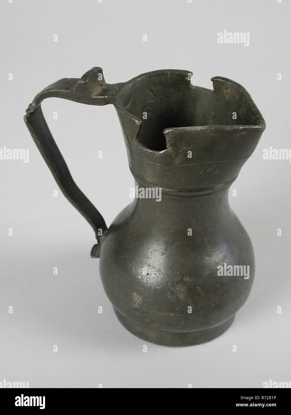 Pewter measuring jug, Measuring jug be measuring instrument tin, molded Flat bottom horizontal soldered bevel inclined hollow plinth spherical body high neck with flared collar with pouring spout and two holes in top edge question marked ear with upright thumb rest calibration letters, on board VS and on ear SSZ measurement Stock Photo