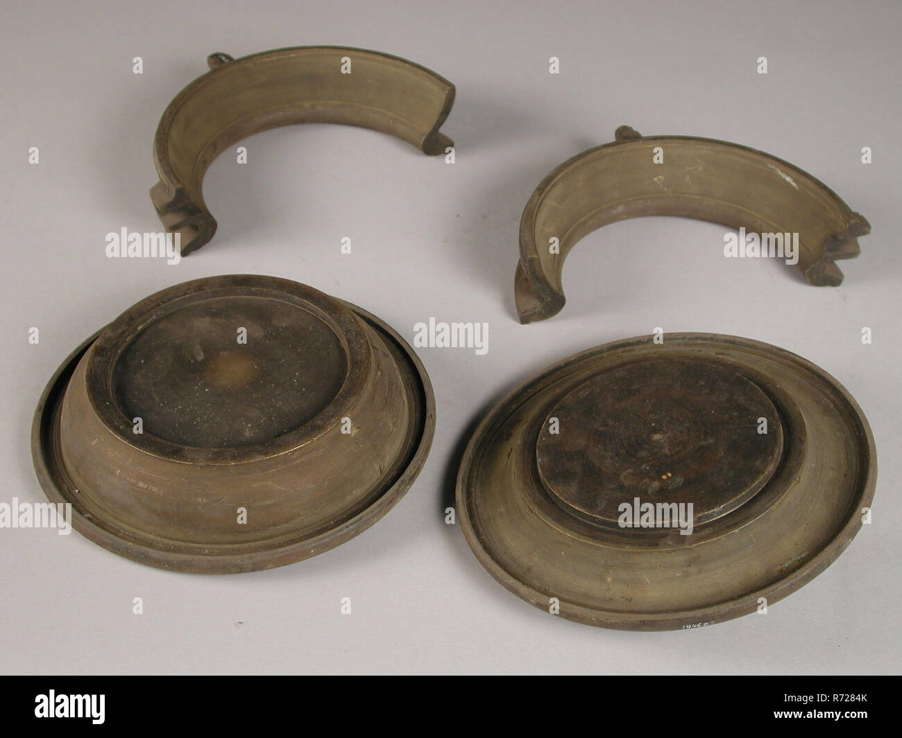Four-piece bronze mold for top of chamber pot, mold casting tool tools base metal bronze, cast turned Four-piece bronze mold for casting the edge of chamber pot bottom: 2834 401 Rotterdam tin foundry tin stain tin Meeuws Druy craft Shapes are from the originally 18th century Rotterdam tinnegieter J Druy. The large molds that were not signed or dated were the property of the tinker guild and were rented to the small tin caster. Stock Photo