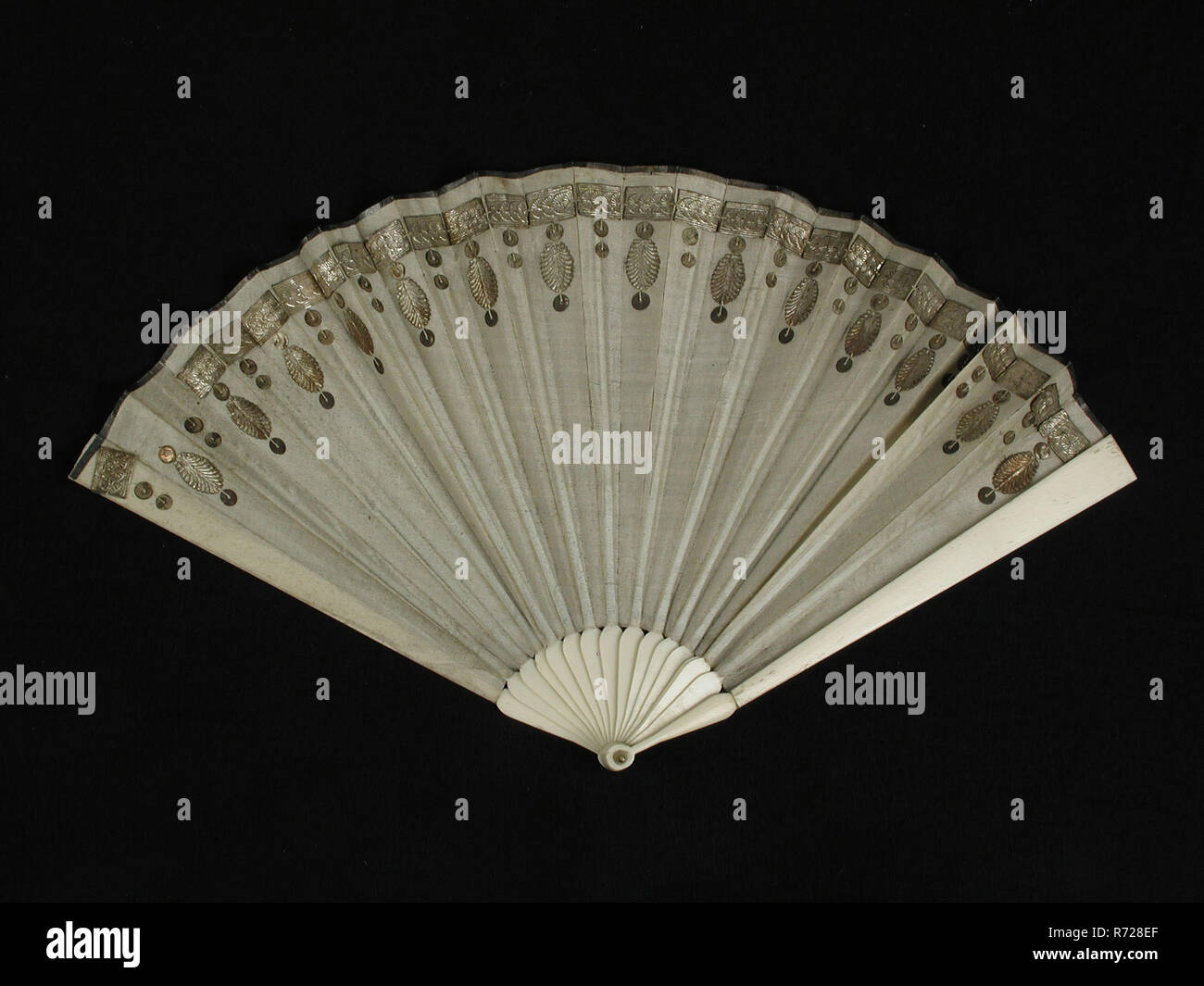 folding fan impeller clothing accessory women clothing clothing leg silk wood copper, rash 135 ° impeller blade 13,5 hand part, support part, support part w 0,3 - 0,1 textile Folding fan with frame of connected leg legs with small hand part. Fan blade in gray-white satin in Empire-style glued fastening. Fourteen legs inside legs with wooden supports Pin and washer cool woman Empire Stock Photo