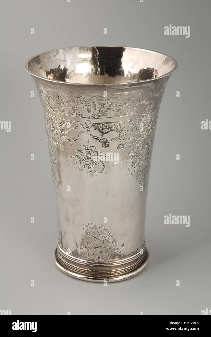 Silversmith: Laurens Andrieszoon, Silver cup, engraved with flower and rank ornaments and at the bottom three birds, cup drinking utensils tableware holder silver, hammered engraved Cylindrical upwards widening. Foot: stand ring profiled with seven rings bottom bottom (debossed) Rotterdam drink Long-term loan G.Ph. Verhagen-Stichting purchase for the Museum Rotterdam. Stock Photo