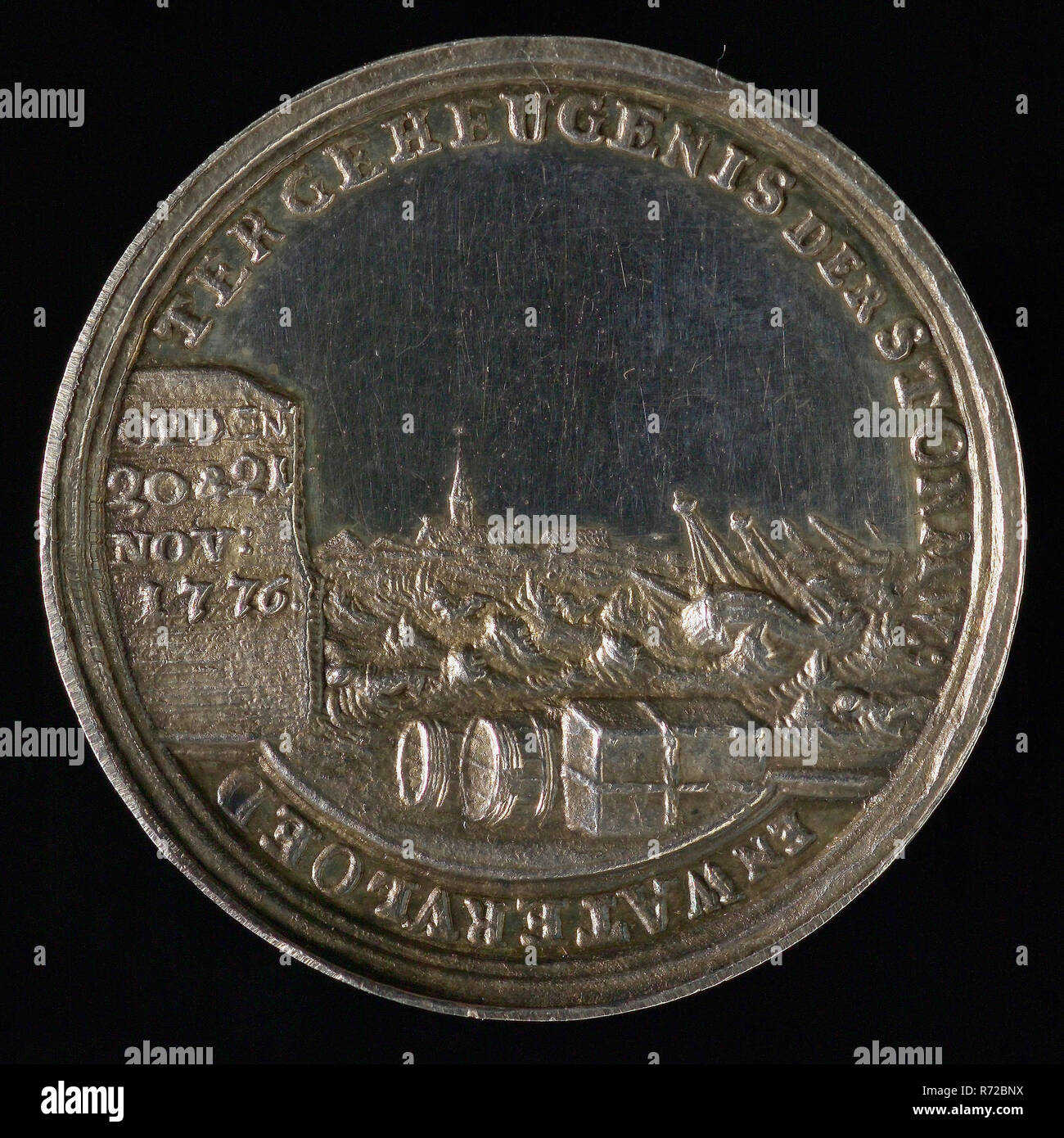J.M. Lageman, Medal to commemorate storms and floods on 20 and 21 November 1776, penning footage silver, beach scene with shattered ships in the foreground washed up merchandise, omschrift TER MEMORIES OF THE STORM AND WATER FLOOR on the side wall OP DEN 20 & 21 NOV 1776 Stock Photo