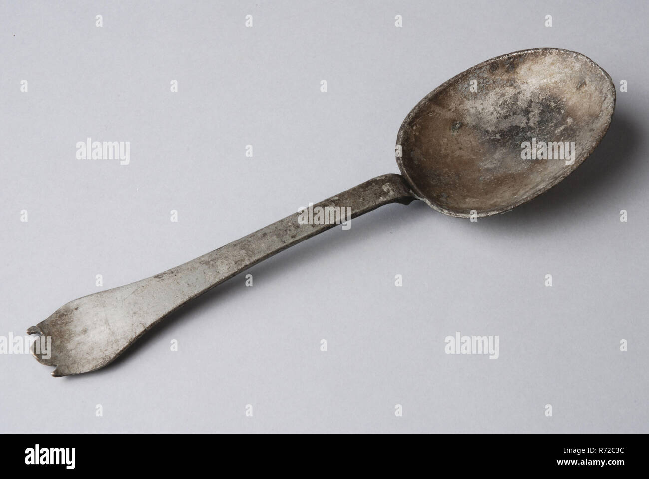 Tinsmith: Jan Dircx Messchaert, Spoon with blunt oval bowl with trapezoidal  handle with three-lobed handle end, spoon cutlery soil find tin, die-cut  Blunt oval box profiled needle or rat tail as transition