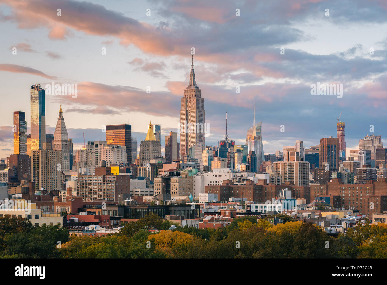 Midtown manhattan skyline at sunset hi-res stock photography and images ...