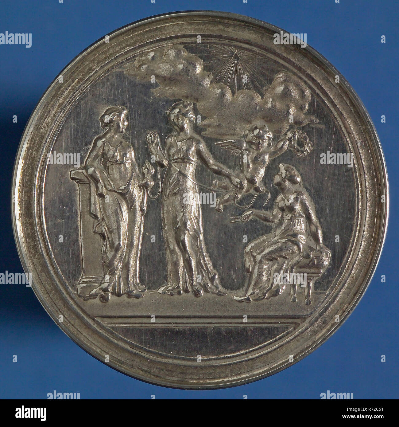 Medal, issued by Maatschappij tot reddening drownings in Rotterdam, 1809, presented to Wouter Hoogendam, 1827, screw medal penning image silver h 0.5, (penny) Medal in bordeaux-red box with gold decoration, no Rotterdam rescue rescue drowning Stock Photo