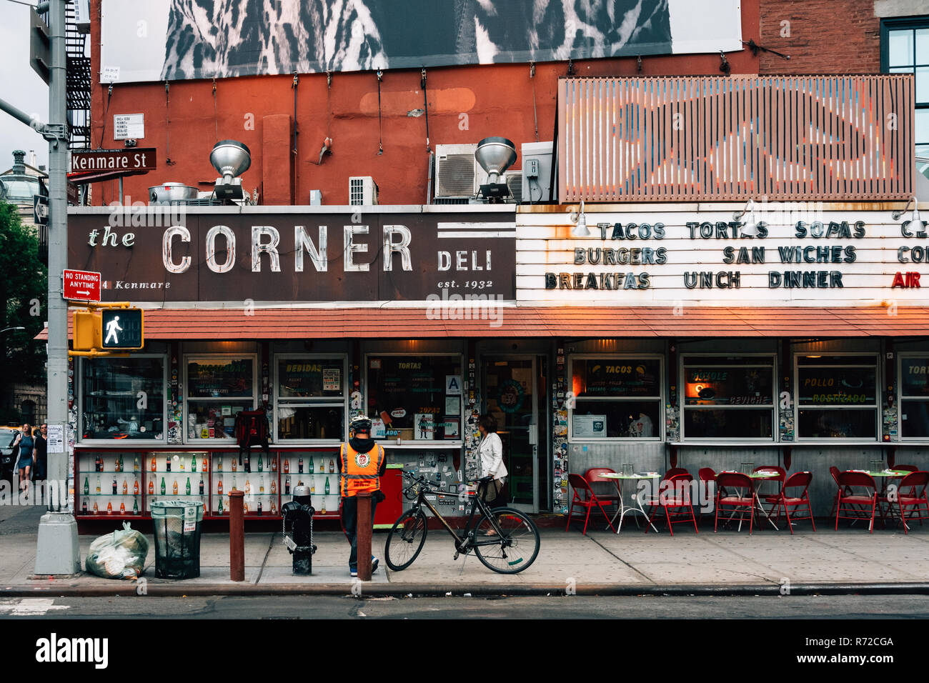 Corner deli new york hi-res stock photography and images - Alamy
