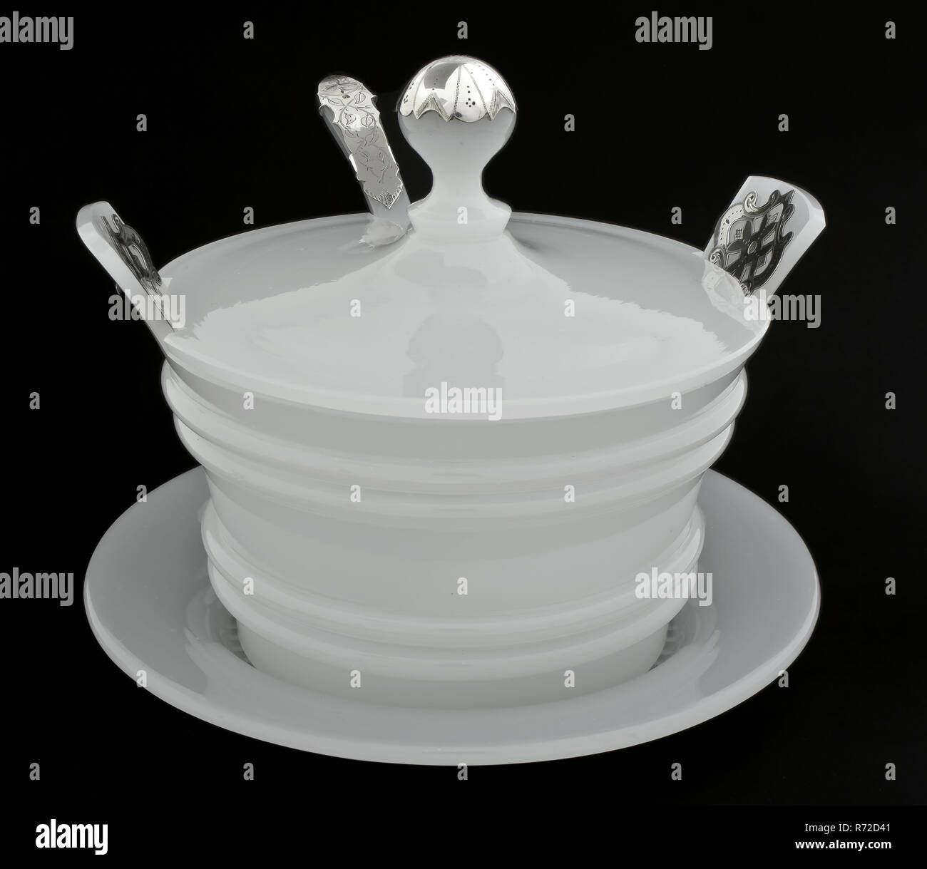 Baksteen en Middendorp, Opaline glass bowl bowl with lid, on saucer and with spoon, bowl