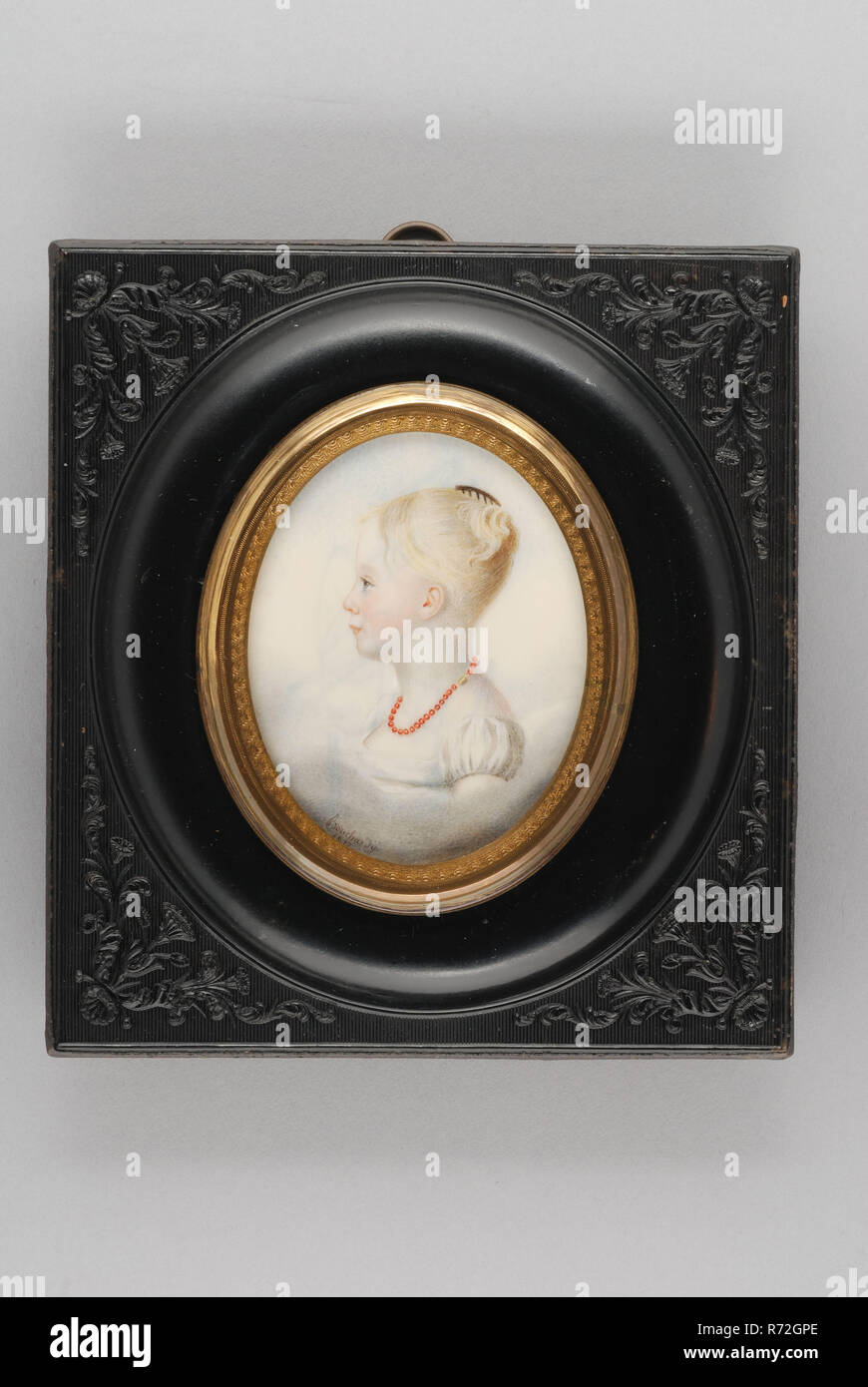 Etienne Bouchardy, Portrait miniature by Louise van Hogendorp (-1812), portrait miniature painting footage wood ivory paint watercolor plastic bakelite? ivory support (daily size), Wooden frame in upright rectangular format top covered with bakelite This is an oval girl's portrait with an oval copper colored decorative frame. Globe glass slide. On the reverse side of the hanging eye Front under the chest on cloudy background: Bouchardij 1812 Rotterdam Augusta Carolina Princess of Hohenlohe-Langenburg Dirk count of Hogendorp Louise van Hogendorp Van Hogendorp dead heaven Stock Photo
