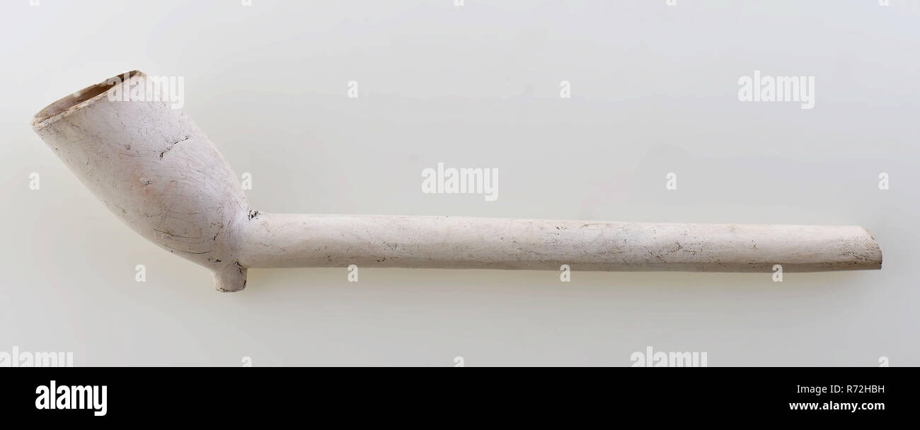 Clay pipe with funnel-shaped head and heel, unnoticed, clay pipe smoking equipment smoking ground find ceramics pottery, Pipe with funnel-shaped head and heel Side heel: two dots archeology Rotterdam rail tunnel smoking Soil discovery: rail tunnel Rotterdam. Stock Photo