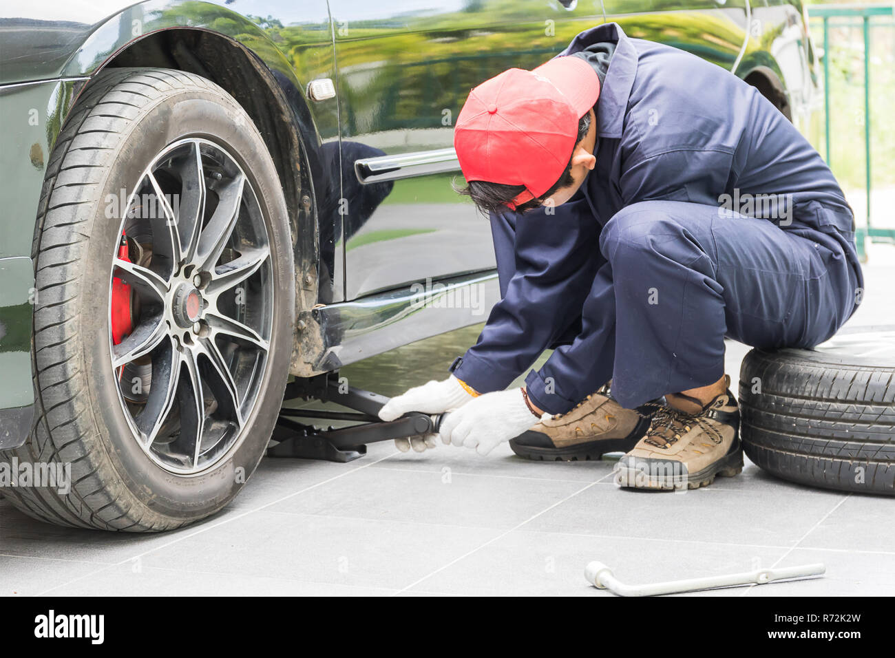 Mechanic replacing lug nuts changing tires on vehicle Stock Photo Alamy