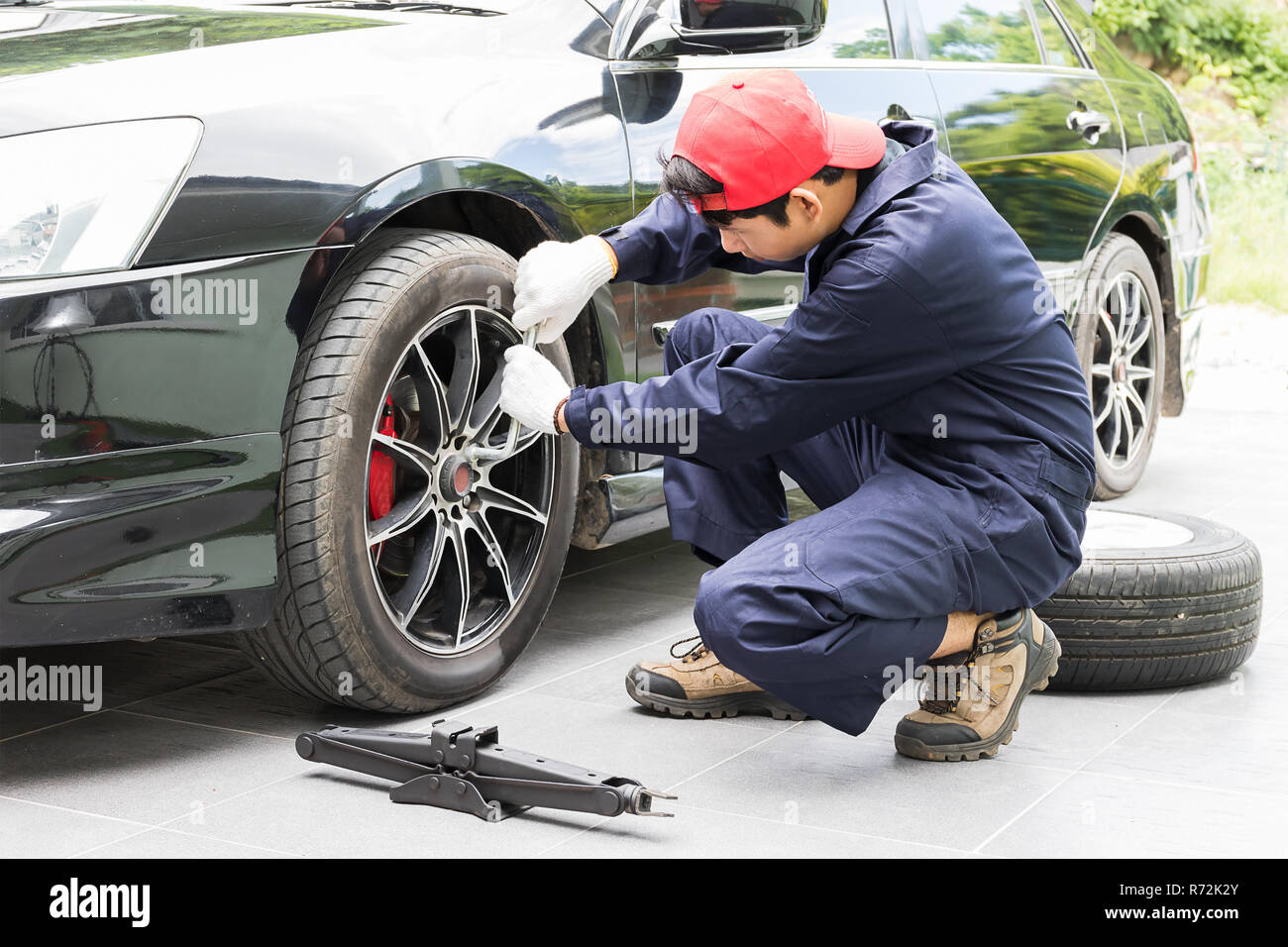 Mechanic replacing lug nuts changing tires on vehicle Stock Photo Alamy