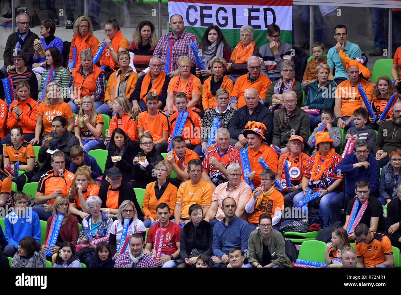 Montbeliard, France 1 december 2018 European Championships Handball:  Netherlands v Hongary EK Handbal in Frankrijk, voorronde groep C Nederland  - Hongarije publiek, oranje, supporters Stock Photo - Alamy