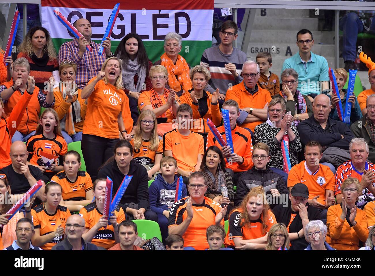 Montbeliard, France 1 december 2018 European Championships Handball:  Netherlands v Hongary EK Handbal in Frankrijk, voorronde groep C Nederland  - Hongarije publiek, oranje, supporters Stock Photo - Alamy