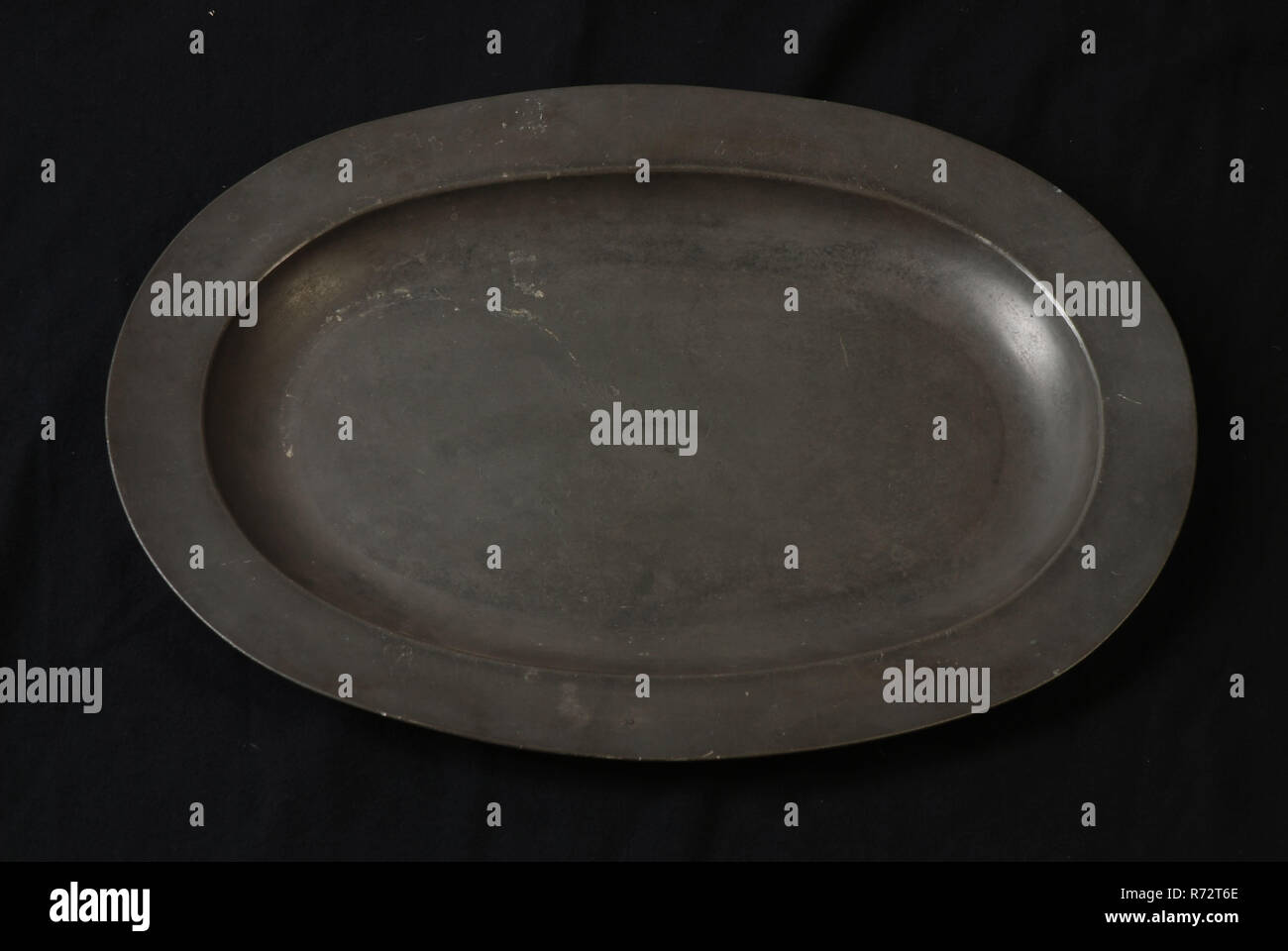 Tinsmith Johannes Daniël Druy, Oval dish with flat bottom and flat