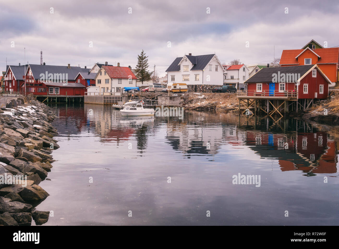 Cozy small fishing village Henningsvaer in Lofoten Islands, Northern  Norway. Rural seaside landscape with traditional rorbuer (rorbu Stock Photo  - Alamy