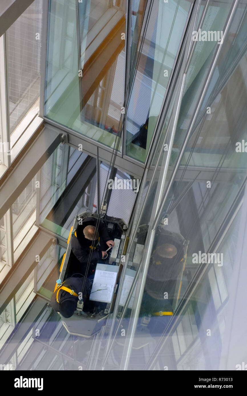 Window cleaners at the Shangri La Hotel at The Shard London UK Stock