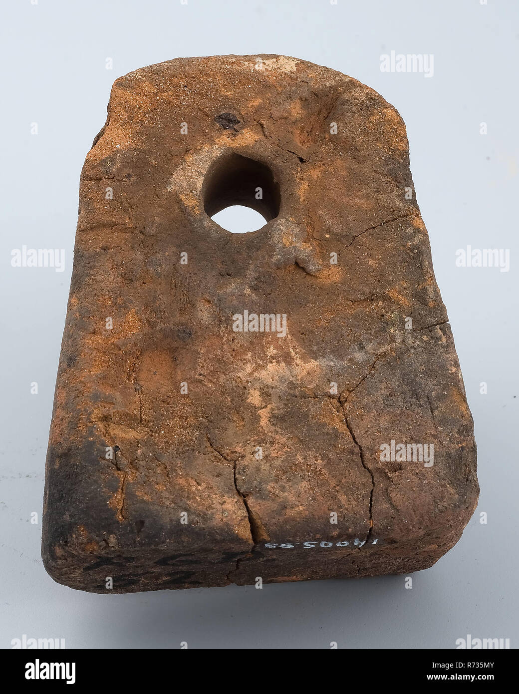 Red earthenware reinforcement, triangular with round head and hole, net