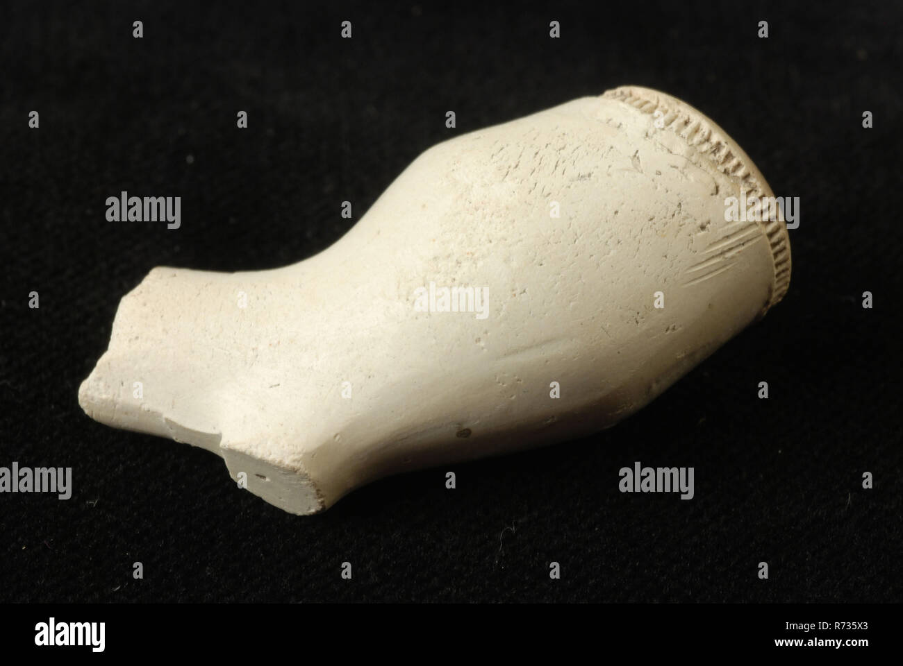 Clay pipe, unnoticed, early English pipe, double conic model with round heel, clay pipe smoking equipment smoke floor pottery ceramic pottery, mold pressed finished baked Clay pipe imperceptible early English pipe double conical model with round heel. Rad on the lip of the cauldron over the entire circumference archeology Rotterdam City center Stadsdriehoek Schielandshuis uitheems earthenware import smoking tobacco Soil discovery: Schielandshuis Rotterdam. Stock Photo