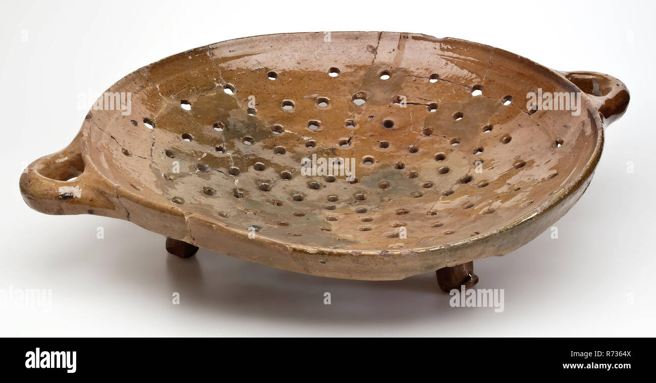 colander with legs