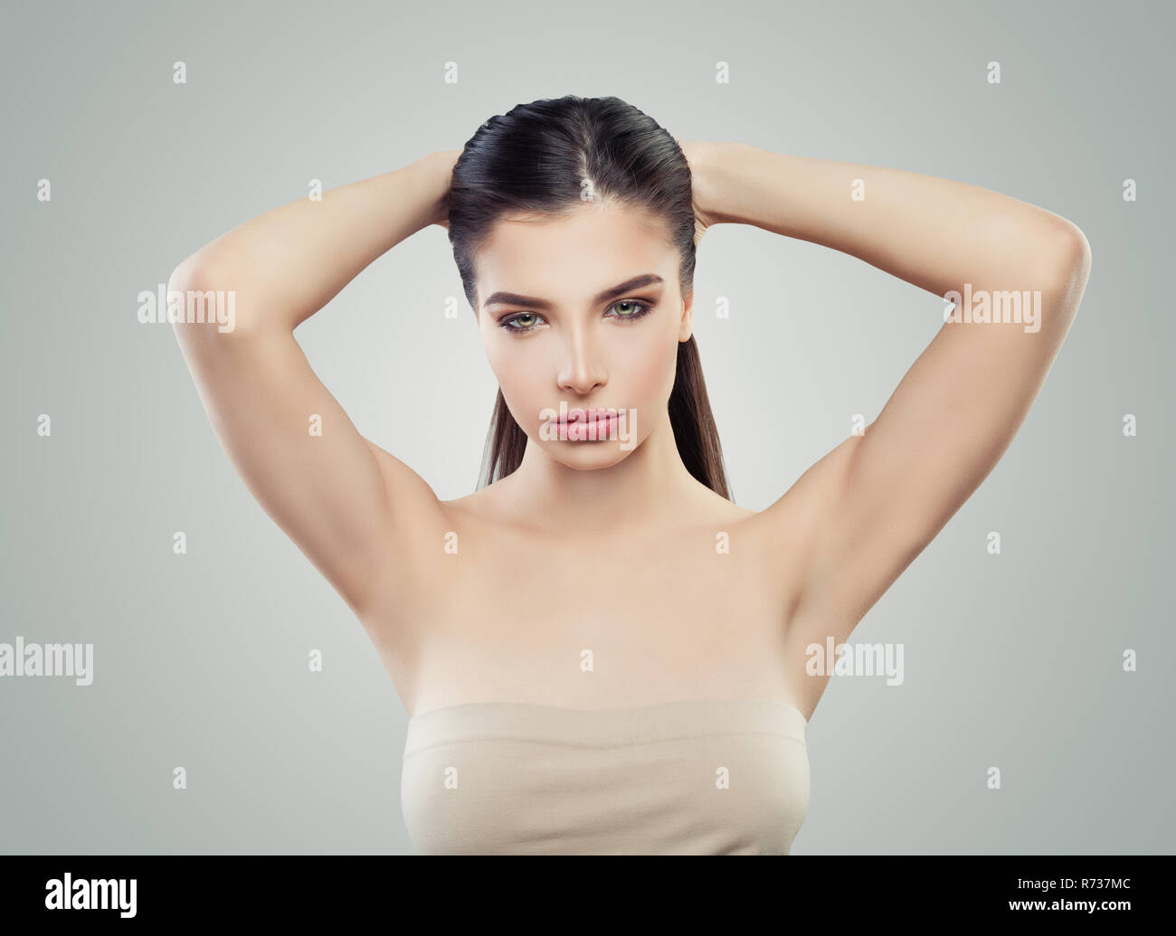 девушка с поднятыми руками вверх подмышки. руки поднятые вверх. поднимите руки покажите подмышки. подмышки девушки красивая девушка. женская фигура с поднятыми руками.