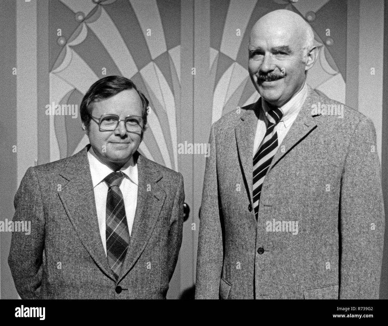 Bilderrätsel, Klaus Katz (links) und Dr. Jürgen Möller präsentieren Bemerkenswertes in Gemälden alter niederländischer Meister, Deutschland 1980. Stock Photo