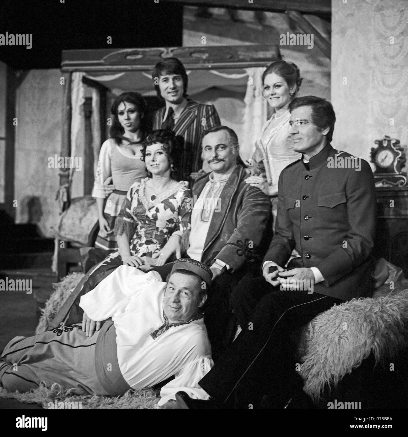 Helden, Helden - Musical mit Udo Jürgens, Julia Migenes, Gabriele Jacoby und Paul Hubschmid im Operettenhaus Hamburg, Deutschland 1973. Stock Photo